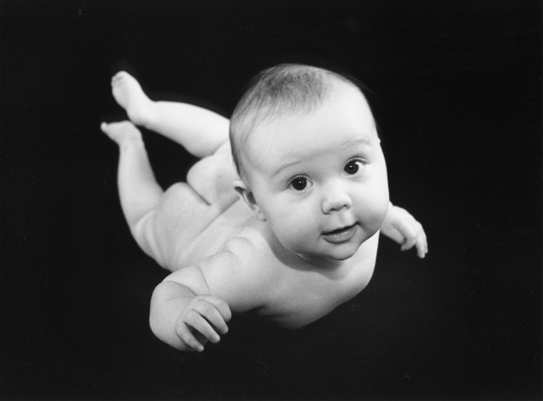 babyfoto: fliegendes baby in schwarz-weiss - schwarzer hintergrund - camera: canon eos 5d mark3