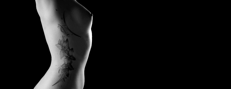 tattoofoto aktfotos schwarzer hintergrund, fotoftudio münchen