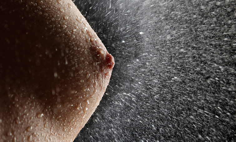 aktfoto münchen brust mit wasserspritzern