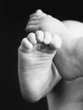 babyfüßchen, schwarz-weiss im studio roland schmid münchen