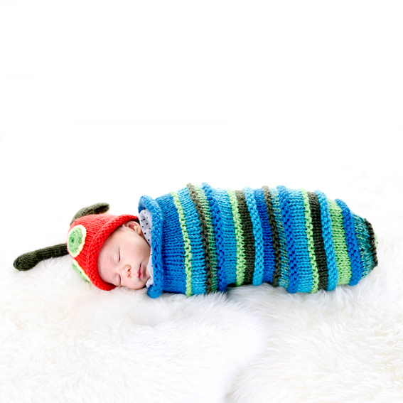 schlafendes baby auf babyfoto münchen im raupenkostüm