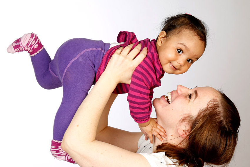 babyfoto junge mutter und ihr baby, der fotograf münchen fotografierte diese familienfoto