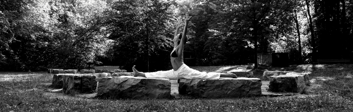 schwarz weiss panorama foto - yogafoto claudia lederer isarauen münchen