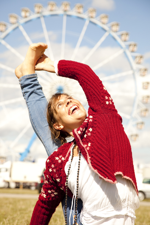 yogafoto vor dem riesenrad des münchner oktoberfests