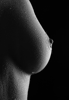 Detailfoto einer Brust mit Wassertropfen in schwarz weiss Aktfotos
