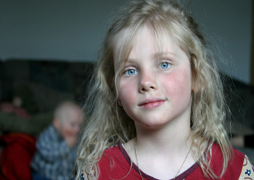 blondes mädchen mit blauen augen auf kinderfoto münchen