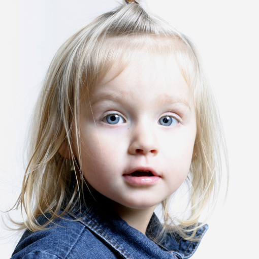 portrait eines kleinen mädchens mit jeansjacke, fotograf blaue augen münchen