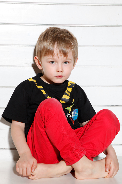 kinderportrait münchen, junge mit roter jeans fotograf