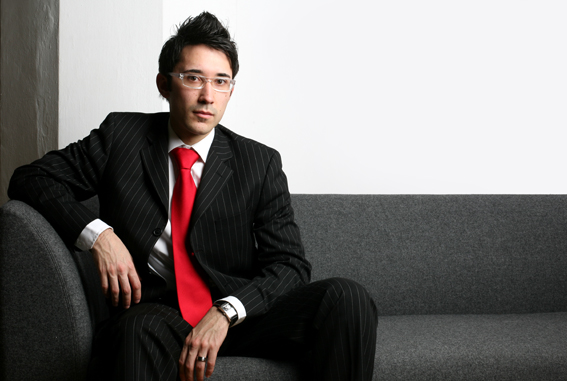 portrait modefoto junger mann mit roter krawatte