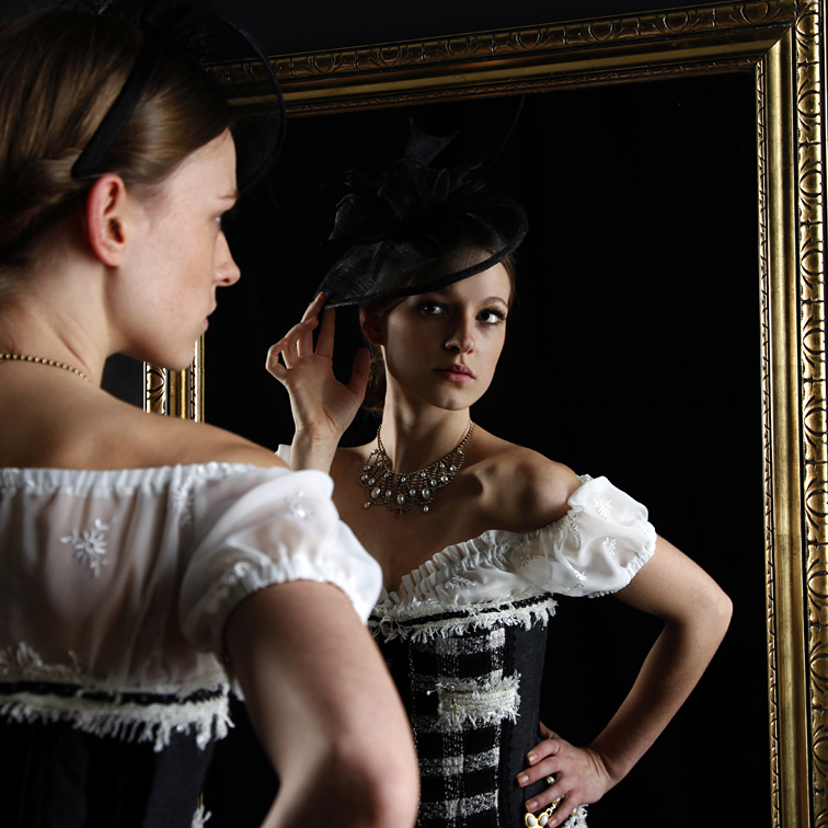 model mit hut und dirndl auf einem fashionfoto, aufgenommen im fotostudio münchen