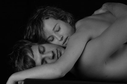 junges paar schläft in inniger umarmung auf diesem aktfoto, fotografiert im fotostudio roland schmid