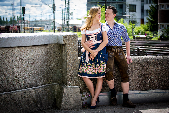 dirndl, lederhose, tracht - outdoor paaarfoto - modefoto fotografiert auf dem gelände des fotostudio roland schmid in münchen