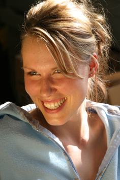 portraitfoto eines blonden lachenden models im fotostudio roland schmid münchen 
