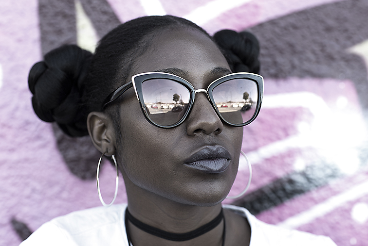 farbfoto einer jungen frau, sonnenbrille mit interessanten spiegelungen, outdoor fotografiert in münchen - fotograf münchen