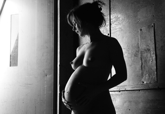 schwarz weiss aktfoto, babybauch, schwangere frau in industrie loft ambiente