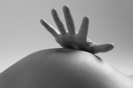 babybauch detailfoto mit hand in schwarz-weiss