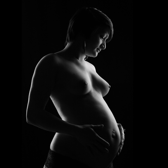 fotostudio münchen: low-key aufnahme einer schwangeren frau