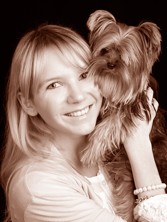 frauchen und hund lachen in die kamera, sepia-tierfoto vom fotograf münchen